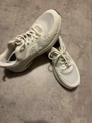 Vita sneakers  - Snygga vita sneakers som aldrig använts enbart testade på. Väldigt ”lätta” skor och bekväma