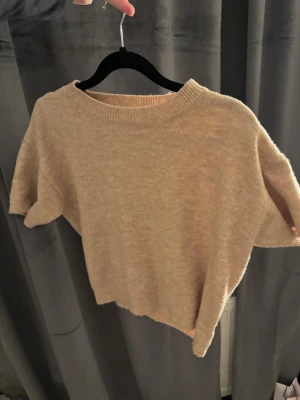 kortärmad stickad tröja beige  - beige kortärmad stickad tröja, så skön och fint skick! stl S men mer som en xs 💞