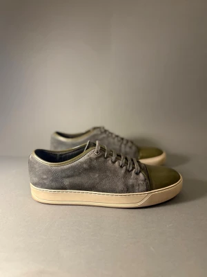 Lanvin skor  - Lanvins skor , oliv gröna med grå mocka . Storlek 44 , UK 9 större i storleken så 43/44 , fint skick inte super gul sula , nytvättade och lågt i sko deo 