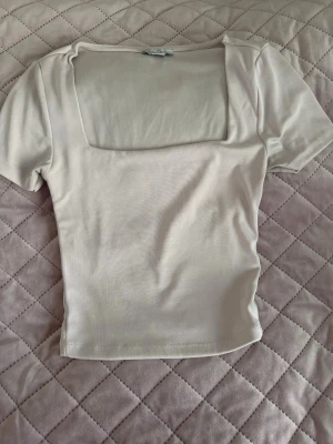 Rosa topp med fyrkantig urringning - Ljus rosa T-shirt ifrån New yorker. Väldigt fin och har använt men den är i fint skick fortfarande. Kolla gärna in min plick om det finns fler saker du vill köpa, pris kan diskuteras på det jag säljer 💓