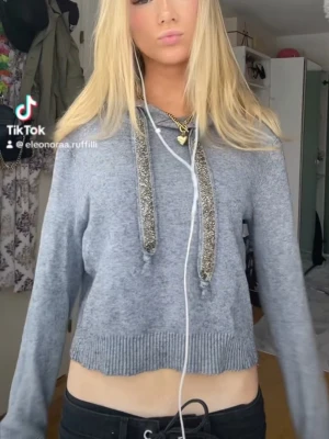 Grå stickad hoodie med glitterband från zara  - Grå stickad hoodie från zara me guld glitter band inte alls sticksig!✌️