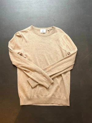 Beige stickad tröja bläck - Snygg beige tröja nytt skick använd fåtal gånger sitter bra men lite lång i armarna på mig jag är 175 väger 55kg. Några frågor hör av er.