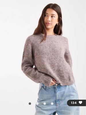 Stickad tröja i ullmix - Mysig beige/brun/lila stickad tröja med rund hals och avslappnad passform. Tröjan har långa ärmar och är tillverkad i en mjuk ullblandning som ger en fluffig känsla. Perfekt att styla med jeans för en enkel look. Skriv för fler bilder💞pris kan diskuteras