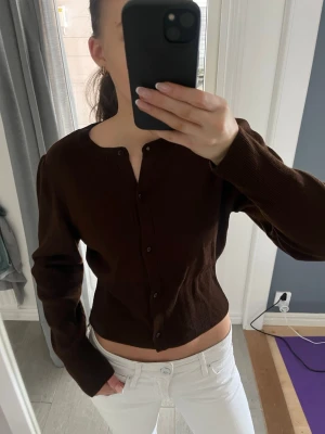 Mörkbrun ribbstickad kofta - Mörkbrun ribbstickad kofta. Endast använd någon gång och är i mycket fint skick 