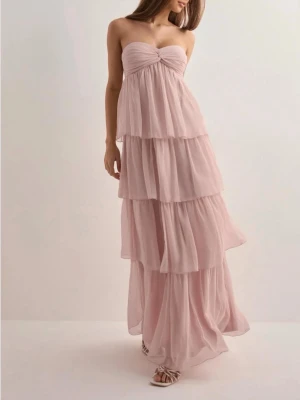 Flowy balklänning - Jätte söt strapless balklänning från Nelly. Mild rosa färg men ej genomskinlig, avtagbart band som man kan styla hur man vill. Bara använd en gång. Kan gå ner lite i pris vid snabb affär.🫶🏻