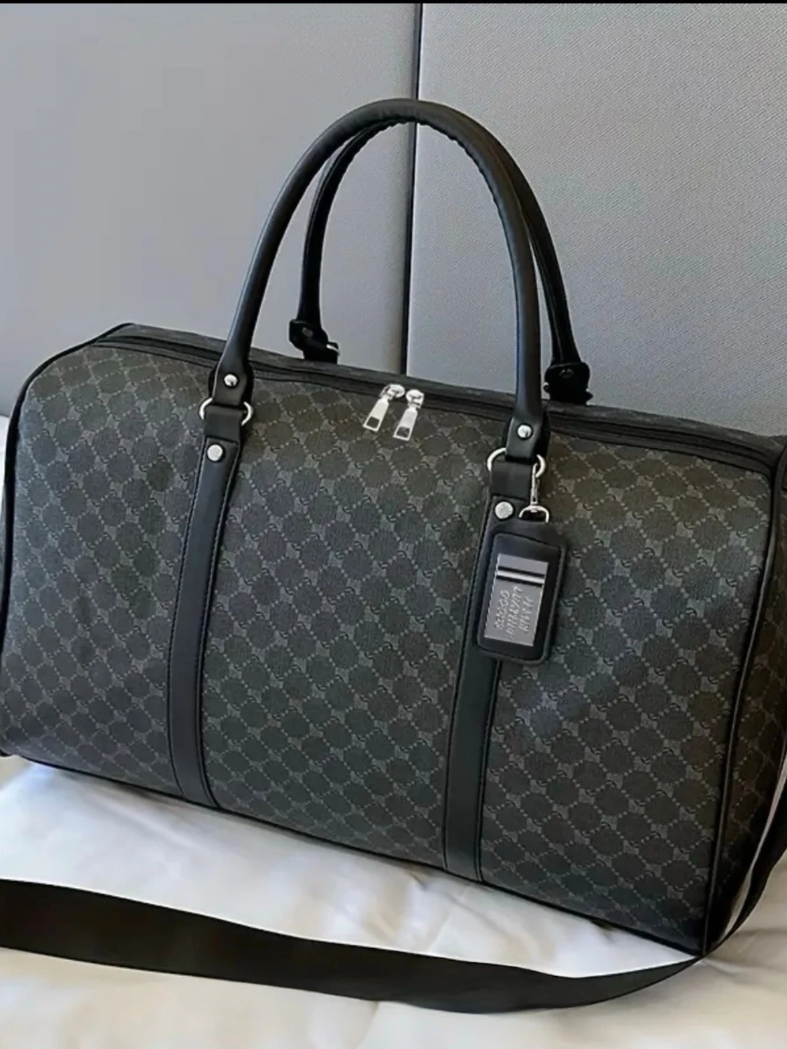 Svart mönstrad resväska