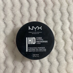 NYX HD Finishing Powder - NYX HD Studio Photogenic Finishing Powder är ett transparent puder i rund svart dosa. Perfekt för att fixera smink och ge en matt finish. Lätt formula som smälter in i huden och ger ett naturligt resultat. Innehåller 6g. Har använt lite mindre än halva 