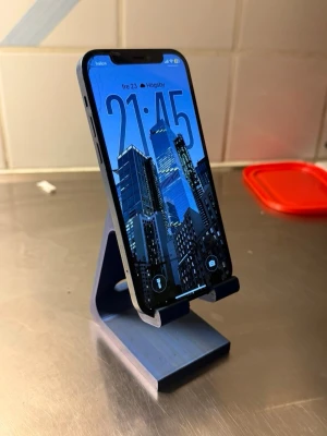 Stilren mobilställ i metall - En perfekt iPhone 12 aldrig har något strul eller något. De enda är att den var liten spricka uppe vid vänster sidan. 100% battarihälsa 