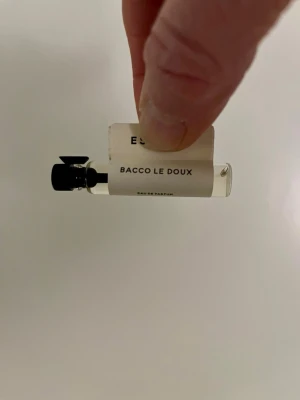 Parfymprover från Essnce - 6 små parfymprover från Essnce.  Flaskorna är genomskinliga med svart lock och enkel, stilren etikett. Perfekt för dig som vill testa nya dofter i smidig miniformat.