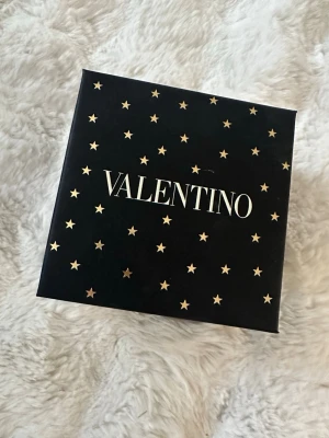 Valentino parfymset  - Lyxigt parfymset från Valentino i svart presentask. Herrparfym eau de toilette  Valentino -born in Roma   50 ml + 10 ml  Inköpt på kicks