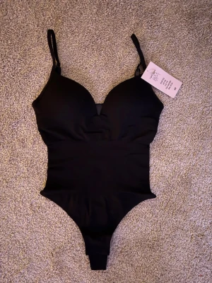 Body H&M - H&M body svart XS✨✨✨Mina egna bilder. Den är slutsåld på hemsidan💕💕ny me lappar💕