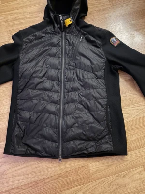 Svart vindjacka från Parajumpers - Säljer denna parajumper jackan på grund av ej användning.