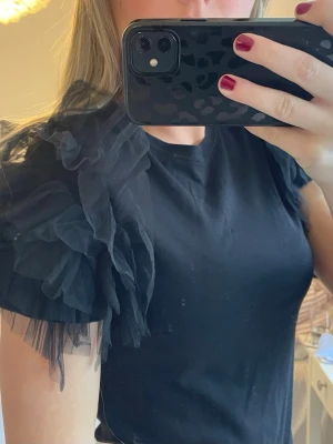 Svart topp med tyllärmar - Svart T-shirt med tyll ärm 