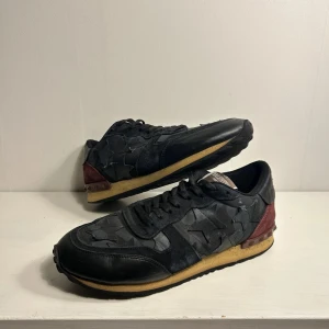 Valentino Rockrunner sneakers  - Snygga sneakers från Valentino med stjärndetaljer och vinröda inslag. Skorna har en unik design med stjärnor på sidorna och nitar på hälen. Perfekta för vintern. Skriv vid ytterligare frågor eller funderingar🤝