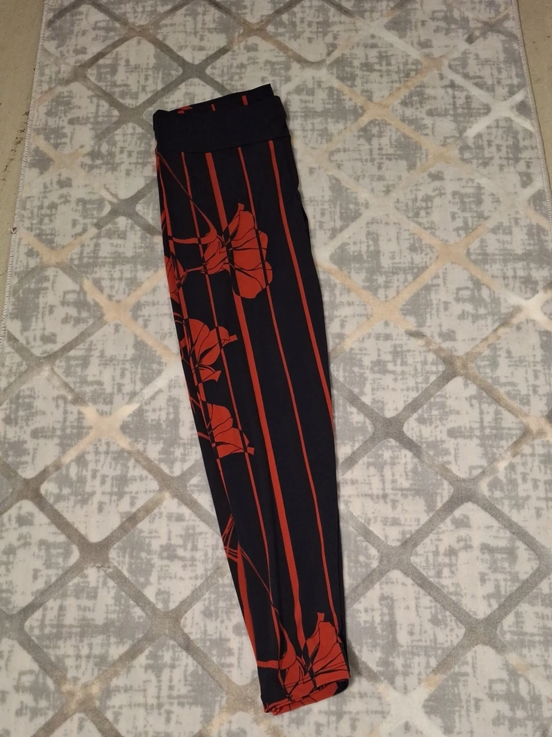 Svarta leggings med röd blommig print - 1