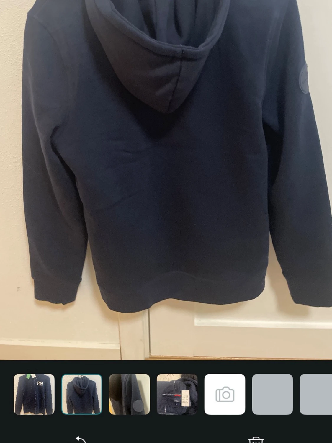 Mörkblå zip hoodie från Peak Performance - 1