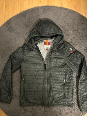 Parajumper jacka  - Säljer denna feta parajumper jackan som är i ett fint skick. Storlek M, olivgrön, jackan är tunn och är perfekt inför hösten eller lite varmare väderförhållanden. Finns ett pyttelitet hål längst fram (Bild 7) Hör av dig vid minsta lilla fundering! 