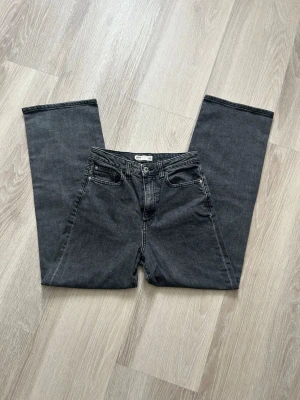 Svarta/mörkgrå wide leg jeans  - Snygga svarta/mörkgrå wide jeans. Jeansen har en rak och bred passform Skulle säga att de passar storlek xs/s. Skulle säga att de är ungefär midwaist. Jag är 164 o de passar mig bra i längden. Byxorna är sparsamt använda och har inga defekter