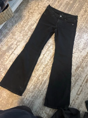 Lågmidjade bootcut jeans - Säljer dessa jättefina lowwaist, utsvängda jeansen från hm! I superbra skick, endast använda en gång. I storlek 38 men skulle säga att de passar strl 36 bättre !☺️☺️