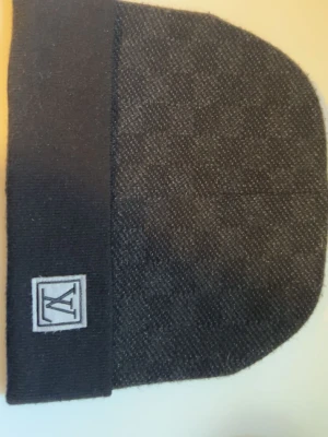 VL mössa - VL baklänges mössa svarta på svart mönster perfelt för vinter och våren