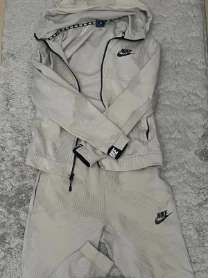 Nike - Ok skick, defekter förekommer