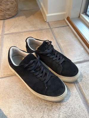 Sneakers Selected Homme - Säljer ett par svarta mocka sneakers från Selected Homme. Skorna är knappt använda och kommer därför i väldigt bra skick. Hör av er vid eventuella frågor.