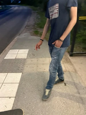 Mörkblå t-shirt från Ralph Lauren - Säljer en mörkblå t-shirt från Ralph Lauren med ett stort tryck av en amerikansk flagga och texten 'Denim & Supply' på framsidan. T-shirten är tillverkad i 100% bomull och har en klassisk passform.