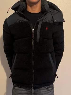 Ralph lauren jacka - Säljer en svart pufferjacka från Polo Ralph som är helt ny för ett sjukt bra pris. Kvitto finns och alla lappar sitter kvar. Inget bud  är ett dåligt bud. Kom privat för att se kvitto
