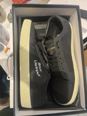 Svarta Saint Laurent sneakers - Svarta sneakers från Saint Laurent äkta! De har blivit verifierade av Vinted har bevis vid intresse