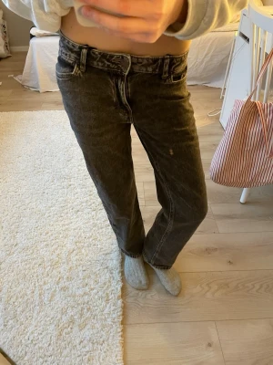 Svarta Beans från Lindex💜 - Snygga svarta jeans från Lindex med straight passform och regular midja. Perfekta för dig som gillar en avslappnad och trendig stil❣️