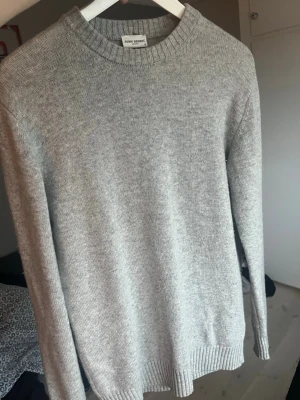 Kashmirtröja John Henric  - Säljer en stickad tröja ifrån märket John Henric. Materialet är 90% ull och 10% Kashmir som är varmt och skönt nu till det lite kallare vädret! Skriv vid funderingar!