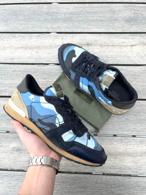 Valentino Rockrunner Skor - Valentino rockrunner i en riktigt fet och populär modell! Finns ett märke som syns på bilderna men tycker det smälter in bra med skon, annars fint skick. Tillbehör medföljer enligt bild. Kontakta mig för fler frågor och funderingar!