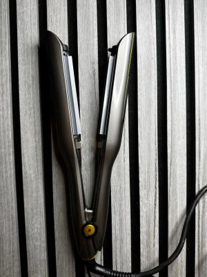 Svart och silver Locktång - Använd en gång! En stilren Locktång i svart och silver med sladdanslutning. Plattorna är släta och designen är smal och ergonomisk, vilket gör den enkel att använda för att styla håret. Passar perfekt för att styla ditt hår!