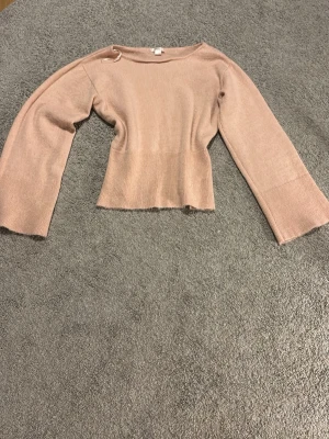 Beige stickad tröja Gina Tricot -  Den är rosa inte nopprig, aldrig använt helt ny storlek S