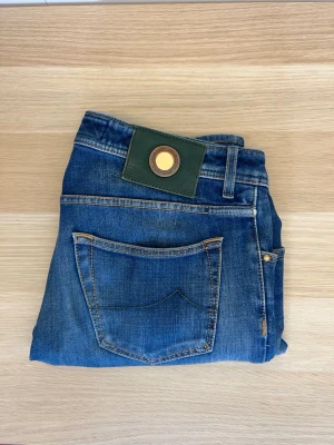 Jacob Cohën Jeans | 622 - Tvärfeta Cohën jeans i snygg tvätt😁| W33 | Modell: 622 | Defekter: Ja, se sista bild | Midja: 44 cm | Längd: 103 cm | Innerbenslängd: 83 cm | Måttavvikelser +-1 cm | Modellen är 175 cm och väger 70 kg | Tveka inte att kontakta mig vid frågor😁