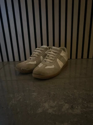 Masion margielas  - Säljer ett par masion margielas i gott skick förutom skadan som gjort på bild 3. Pris kan diskuteras😀