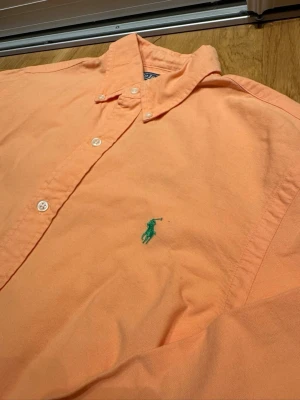 Ralph lauren skjorta - Riktigt fräsch ralph lauren skjorta. Storlek S och i mycket bra skick! Hör av er vid ytterligare funderingar!✅