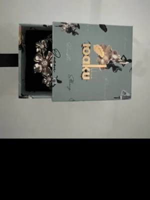 Silvrigt blomhalsband från ioaku - Super gulligt halsband, endast testat 