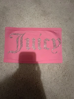 Rosa Juicy Couture topp - Säljer en rosa topp från juicy couture.jätte fin men tyvärr alldeles för lite för mig.❣️Alla stenar sitter kvar 🙂