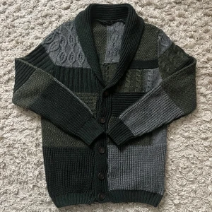 Stickad cardigan - Ascool stickad cardigan från okänt märke. Storlek S, är lite större så passar M perfekt.                               Bara att höra av sig vid eventuella frågor!