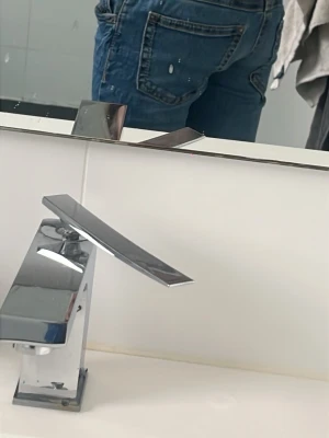 Blå lågmidjade jeans från Gina - Säljer ett par klassiska blå lågmidjade jeans från Gina med bout cut. Jeansen har en snygg tvätt och tydliga sömmar, perfekta till en avslappnad stil. Materialet är slitstarkt denim i bomull.