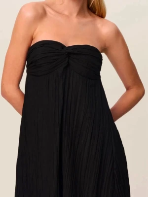 Svart adoore rialto klänning - Säljer min svarta adoore rialto klänning, skickar även med axelband som går att knyta. Klänningen är lite insydd i resåren vid bysten men går att sprätta upp utan att det syns. Den är i mycket fint skick☺️