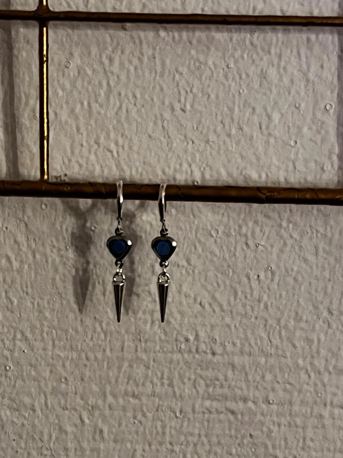 Silvriga örhängen med blå hjärtan