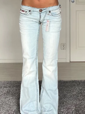 Jeans - Midjemått: 38cm rakt över, innerbenslängd: 81cm ❤️