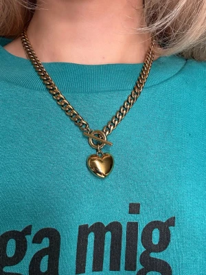 Barley Necklace Maxi Gold - Snyggt guldfärgat halsband från Edblad med grov kedja och ett blankt hjärthänge. Fick i julklapp men kommer inte till andvändning…