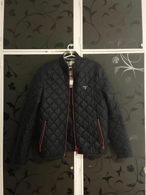Barbour Quiltad Vår/Höstjacka - Snygg quiltad jacka från Barbour som är sparsamt använd och i mycket fint skick. Säljs då den inte kommer till användning längre. Storlek M.