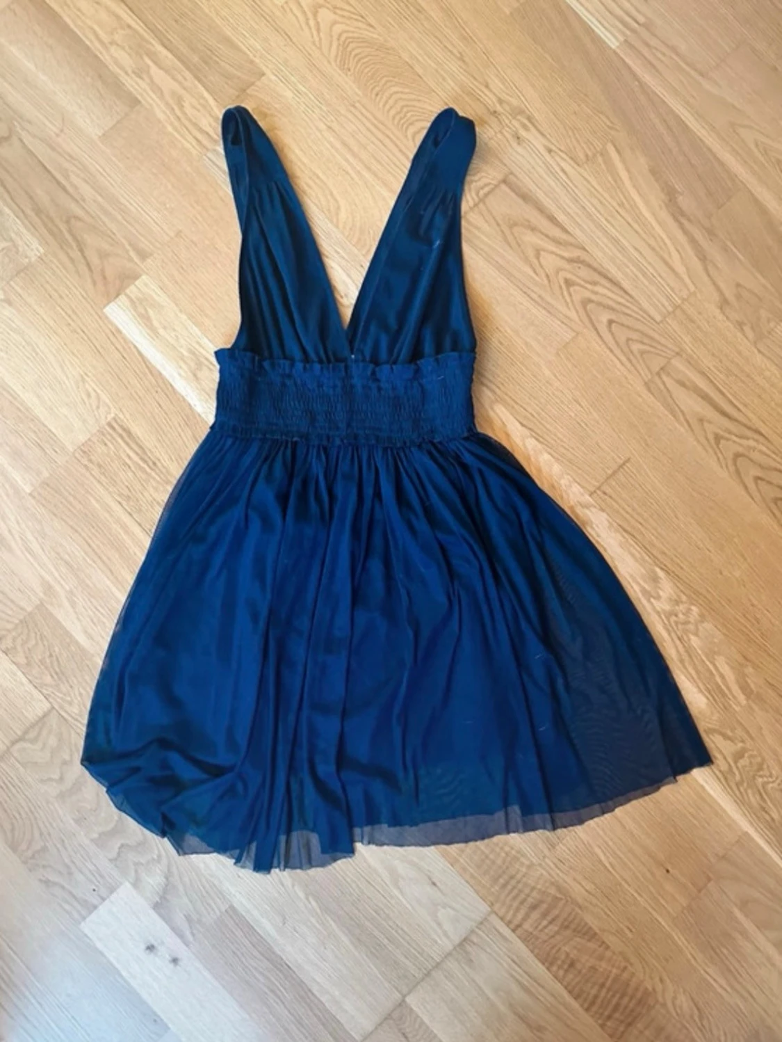 Marinblå kort klänning med v-ringning