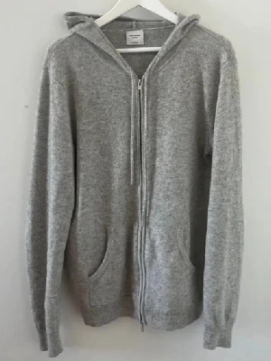 John Henric cashmere zip  - Fint skick. Storlek M. Nypris 3000 mitt pris endast 1299. Modellen är 185 och väger 75. Hör av dig vid minsta lilla fundering! 