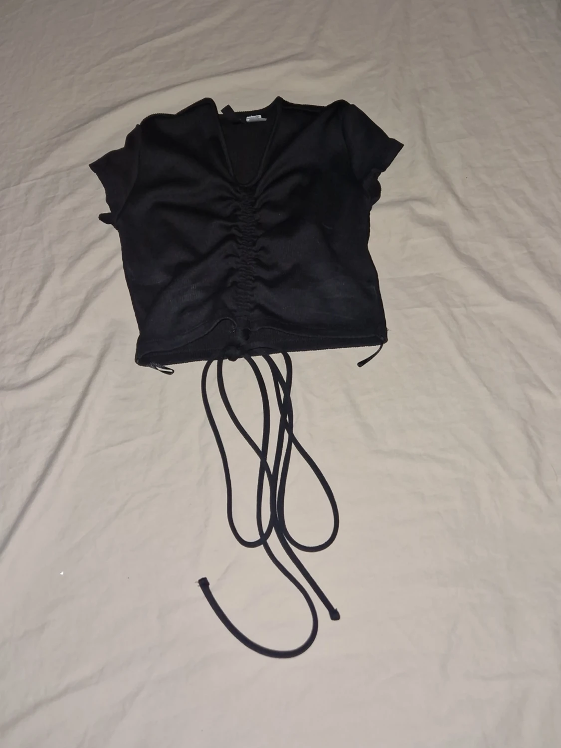 Svart croppad topp med snörning