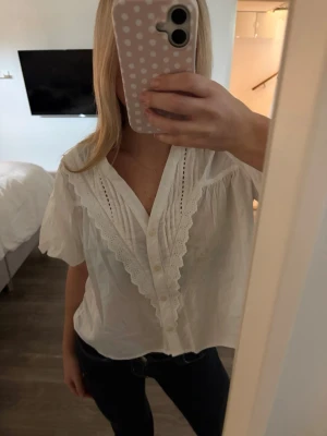 Blus med detaljer - Säljer denna fina blus från zara med volangdetaljer! Den har även ”puff ärmar”💕 